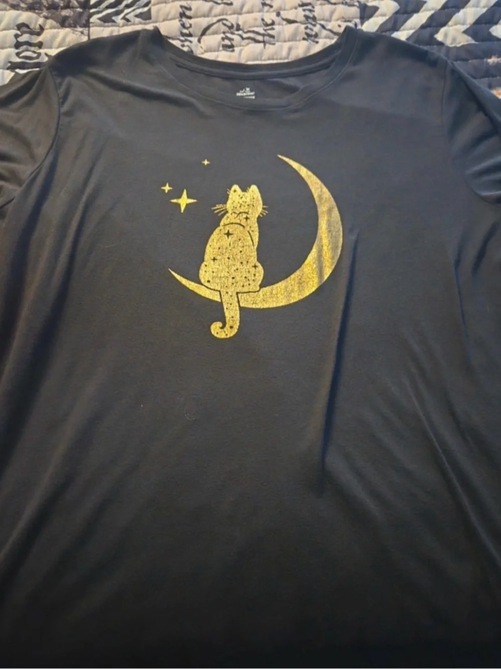 Cuddl Duds Black Tee with Gold Cat on Crescent Moon. Size XL.